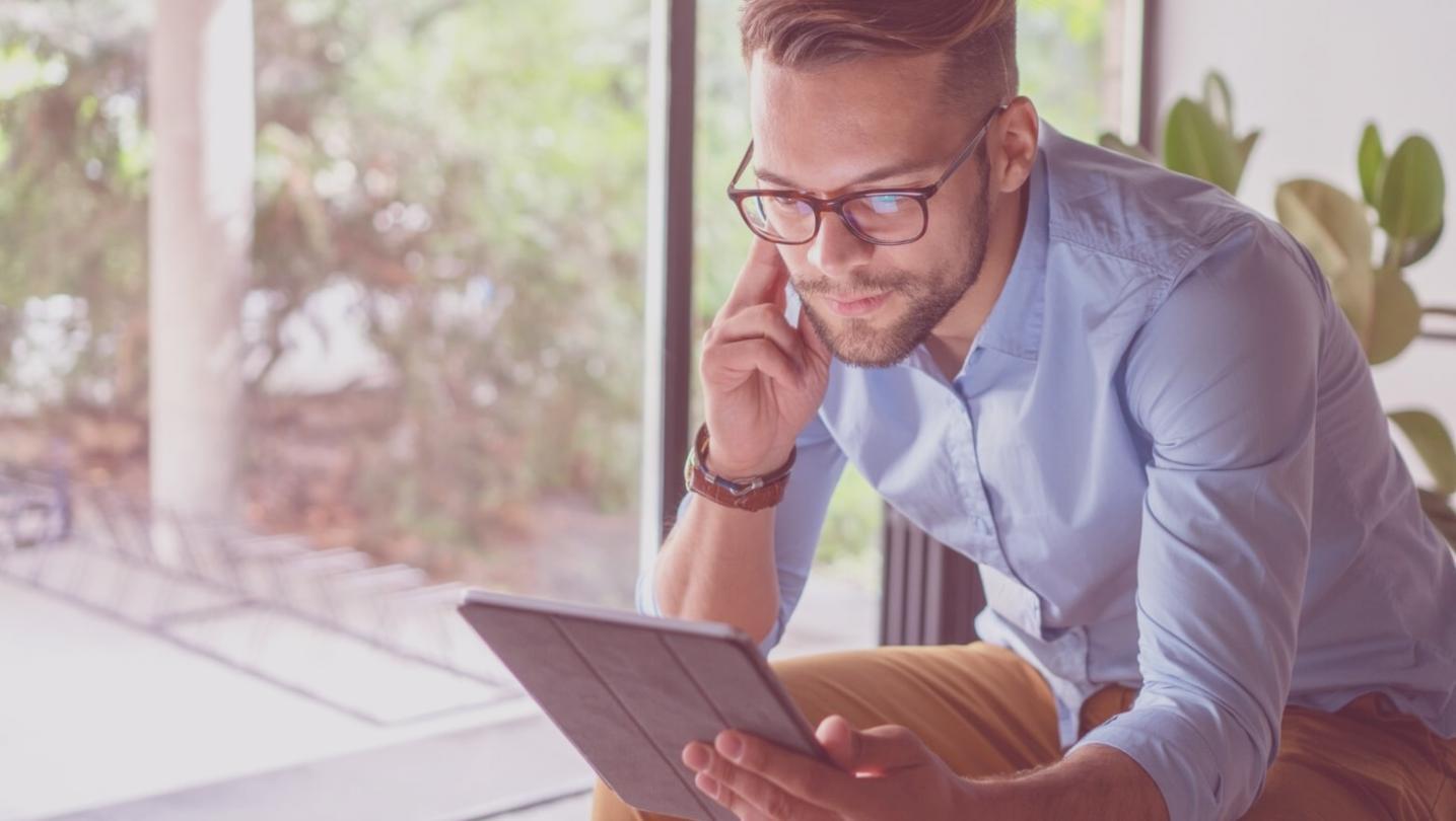 Financial consultation session showing personalized business analysis approach